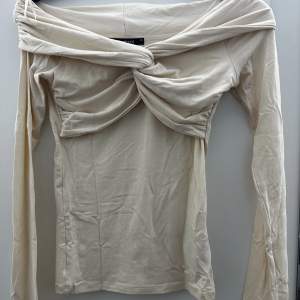 Väldigt fin off-shoulder tröja från ginatricot som aldrig kom till användning. Nypris 300kr.