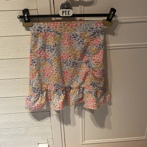 Blommig kjol - Supersöt blommig kjol knappt använd men det är inte min stil längre perfekt till sommaren dock