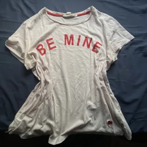 t shirt med text - Så söt oversized tröja med text och ett hjärta i vänstra hörnet. väl använd men i bra skick bortsett från en lätt märke på högra underärm (se sista bilden) 