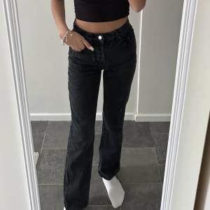 Svarta jeans från ASOS i storlek 32