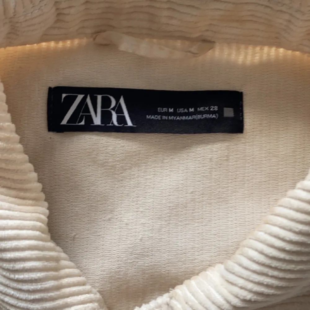 Beige Manchester randig jacka från Zara i storlek M. Knappt använd mycket snygg. . Jackor.