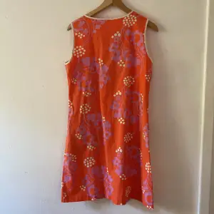 Supercool och unik vintage klänning!Min gammelmormors gamla från 60-talet. Passar XS-M beroende på hur man vill att den ska sitta. Säljer endast för ett bra pris.