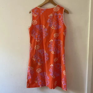 Vintage Klänning - Supercool och unik vintage klänning!Min gammelmormors gamla från 60-talet. Passar XS-M beroende på hur man vill att den ska sitta. Säljer endast för ett bra pris.