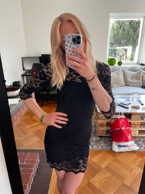 Klänning - Svart klänning i spets