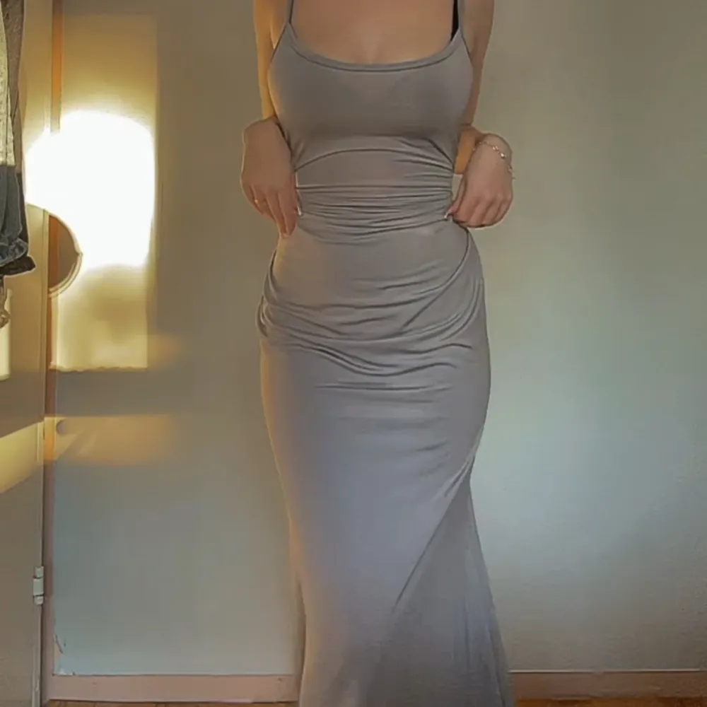 Skims klänning i färgen grå, typ aldrig använd pågrund av att de va för stor storlek för mig.. Klänningar.