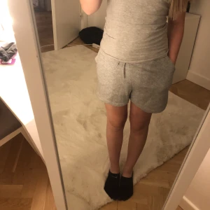 Gråa Mjukis shots - Ett par jätte sköna mjukis shorts som sitter jätte skönt på! 💗