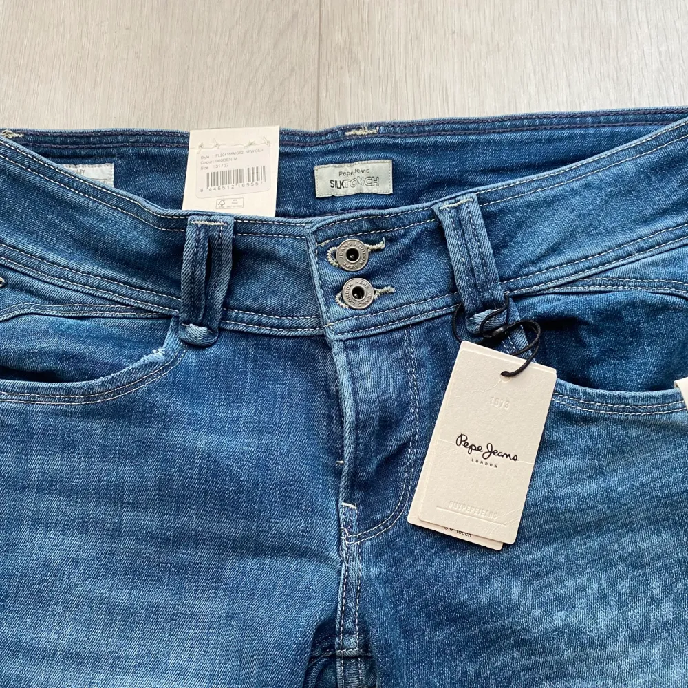 Jättefina jeans från Pepe Jeans. Endast testade, alltså prislappen kvar. Jätteskönt material och fin färg. Skulle säga att dem är mer lowwaist. Säljer pga för stora för mig. Nypris: 999kr.  Storlek 31/32. Sista bilden är lånad. Köparen står för frakt💗💗. Jeans & Byxor.