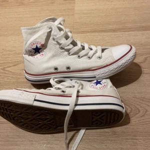 Skor - Säljer mina converse skor då jag inte använder dom , de är i ett jättefint skick och är i strl: 36