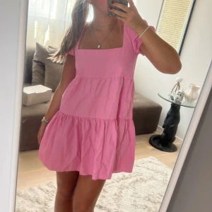 Rosa kort klänning - En jätte fin klänning ifrån stradivarius i storlek M men passar S alt xs också💕💕💕