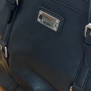 Väska - En stor väska  Rymmer mycket och väldigt bekväm 