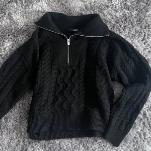  zip up stickad svart - Stickad tröja med dragkedja från bikbok i fint skick. Storlek M men passar S också
