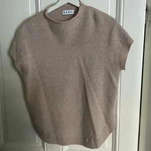Kashmir tröja  - såå fin kashmir tröja från Wera! Lite polo och kortare armar men så snygg passform! 