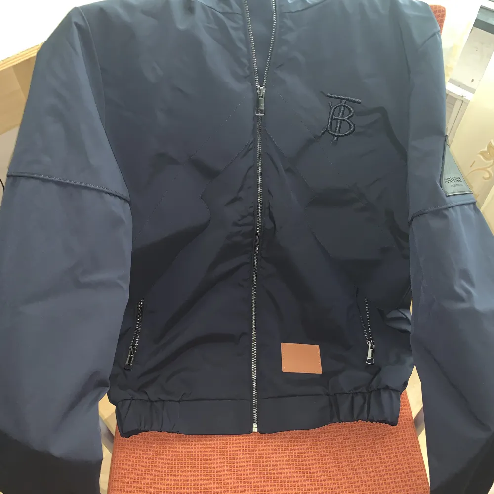 Burberry Jacket Size L but it fits for size M users  Selling it because I bought a new jacket. Unused. Jackor.