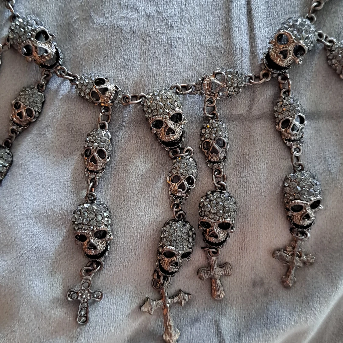 Döskallehalsband - 90