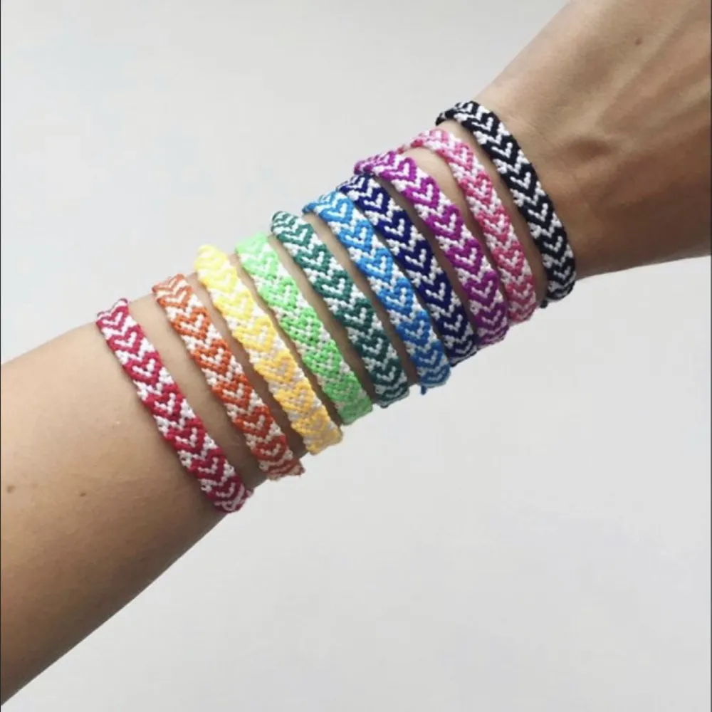 Jätte vackra handgjorda armband! Gör dom själv förhand och därmed kan du välja egna färg kombinationer❤️ JUST NU ERBJUDANDE : köp 2 få en gratis (jag väljer design baserat på din önskemål)❤️❤️. Accessoarer.