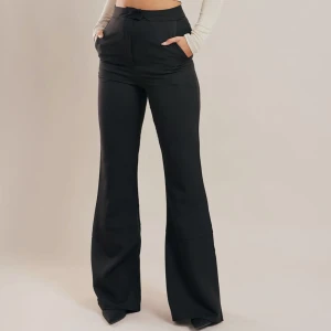 Kostymbyxor  - Supereleganta ”Lady Flare Suit Pants”, från Chiquelle. Helt oanvända, men för sen med retuneringen! Xs men skulle även passa någon som vanligtvis bär storlek S. Nypris 599kr  