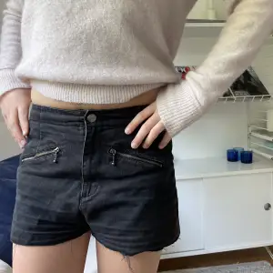 Såå unika denim shorts med dragkedje fickor!