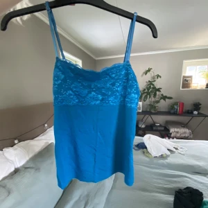 Topp  - Söt sommar topp, står L men sitter som en S