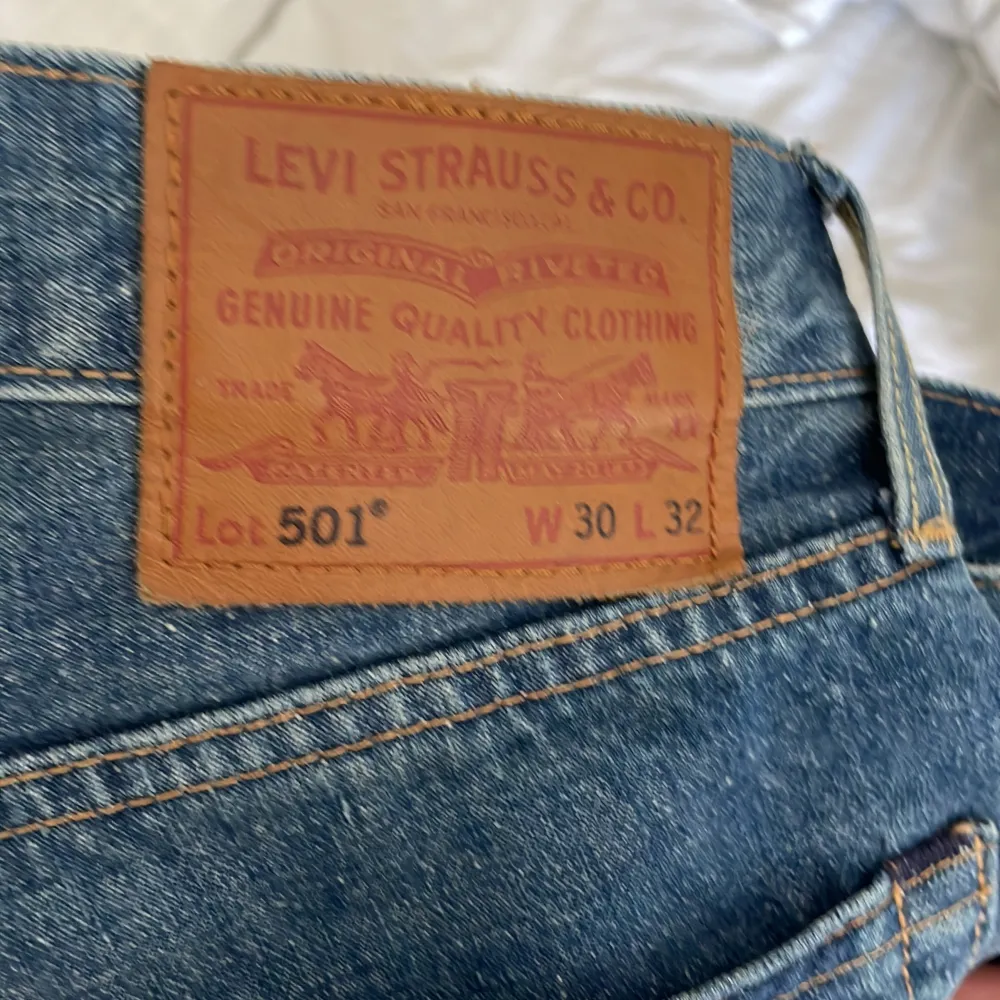 Knappt använda levis 501. Köpta på zalando i mars för 1100. Jag säljer dem för de är för tajta och kan därför inte böja mig ner med de . Jeans & Byxor.