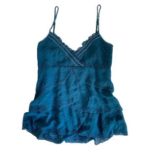 Pärl topp - Dragkedjan är av men funkar att dra upp och ner som vanligt. Några pärlor hänger löst. Kontakta vid intresse <3