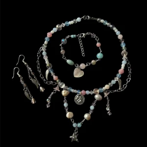 Handgjorda smycken  - Ett halsband, armband och ett par örhängen, alla är handgjorda Köparen står för frakten ♡
