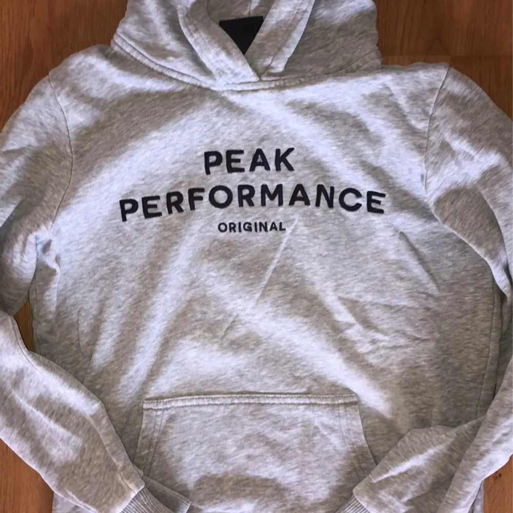 Fin grå peak performance hoodie för barn i Stl 150. Hoodies.