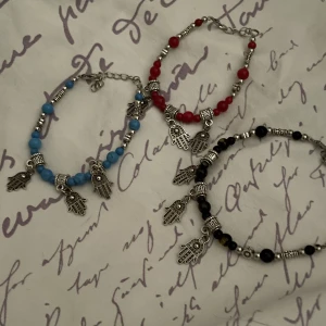 Fotlänkar - Säljer mina tre fotlänkar. Den svarta har vart använd en gång men inte den röda eller blå. Toppskick och väldigt fina!  3 för 100, 40 kr styck.