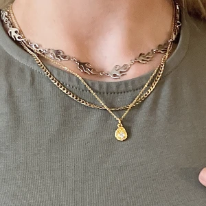 Silver eld halsband - Silver halsband med eld detaljer!! Så coolt & unikt 💕 från stradivarius, är inte rostfritt men har hållt sig väldigt fint & utan defekter hitills 🤍 använd gärna köp nu✨