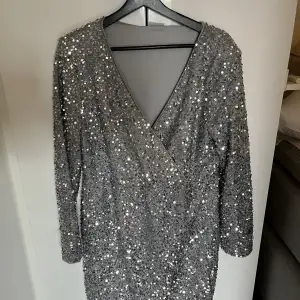 Jättefin glittrig klänning som tyvärr aldrig blivit använd.  Nypris 599, säljs för 250 Silvrigapaljetter på hela klänningen i storlek 42 från Vila. 
