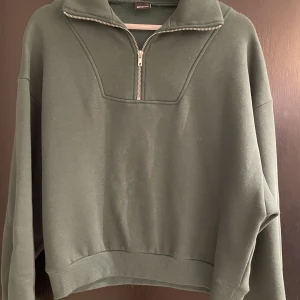 Gina tricot tröja, grön - Snygg grön hand zip-up tröja från Gina tricot!😊 Köparen står för frakten!❤️