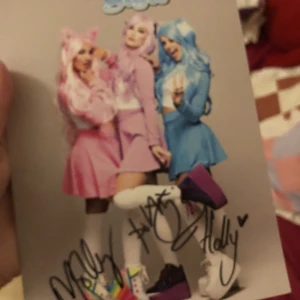 Dolly style affischer  - Hej! Jag har för länge sen slutat gilla Dolly style så jag säljer äntligen lite merch, och signerade posters! Signerad tavla: 120kr  (Dom andra är sålda!) 