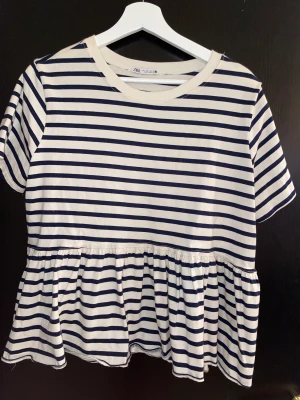 Gullig randig sommartopp från zara - Super gullig randig t-shirt med volang! Perfekt till sommaren🥰Köparen står för frakten!💗