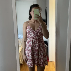 Blommig klänning från Nelly  - Kort blommig klänning i storlek XS från Nelly. I gott skick! 