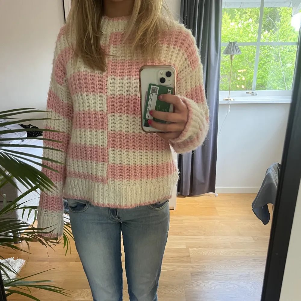 Ass snygg stickad tröja i jätte bra skick! Så snygg till sommaren!💖. Neuletakit & Villapaidat.
