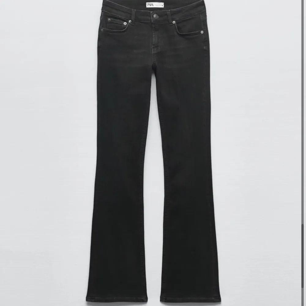 Low rise boatcut zara jeans från zara. . Jeans & Byxor.