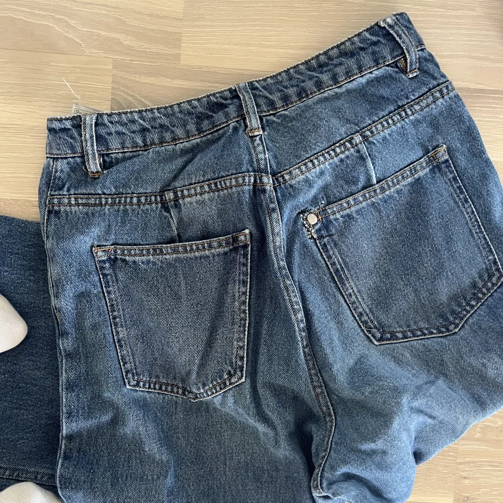 Säljer ett par blåa vida jeans från hm💙. Jeans & Byxor.