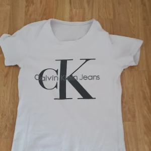 Calvin Clien T-shirt - Har använt den några gåner och ska sälja den för att köpte en annan.