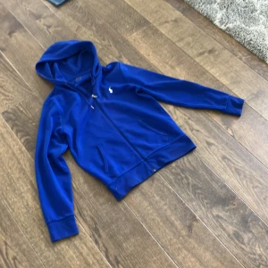Ralph Lauren zip hoodie - Jättefin Ralph Lauren zip i bra skick som passar till sommaren 