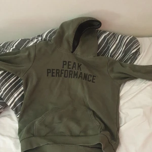 Peak performance hoodie - Tja säljer nu min hoodie då den blivit för liten. Den är sparsamt använd och bara använd ett fåtal gånger nypris är 900kr kan gå ner lite i pris vid snabb affär