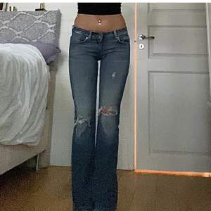 Super fina lågmidjade only jeans, de har fläckar på baksidan som man ser på tredje bilden annars inga defekter. Midjemått: 35 och innerben: 78 cm! 💕
