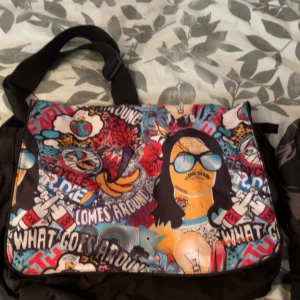 björn borg väska säljes. - Den är i bra skick och är väldigt färgglad. om du är intresserad så skriv!