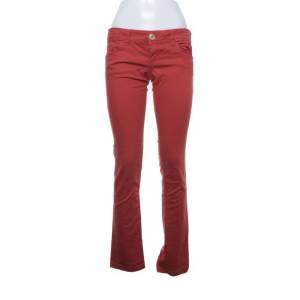 Svincoola röda jeans som är lowwaist! Köpta för 300kr secondhand men aldrig använda av mig🙌🏼Står 38 men skulle säga att de sitter som 36/34, har inga bilder på
