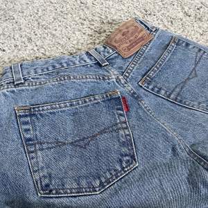 Säljer dessa jättefina jeans i perfekt skick!💞