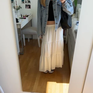 Långkjol  - Säljer en superfin vit långkjol från hm. Har använt den ca 5 gånger så den är i fint skick. Jag är 1,67. Skriv gärna vid frågor eller för fler bilder.