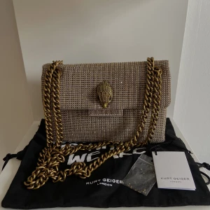 kurt geiger väska - intressekoll på min fina kurt geiger väska, finns inte att köpa längre. bara använd en gång så den är i toppskick. hör av dig för mått eller fler bilder. köpt för 2499kr. bud på 1900, köp direkt för 2250kr🫶🏼