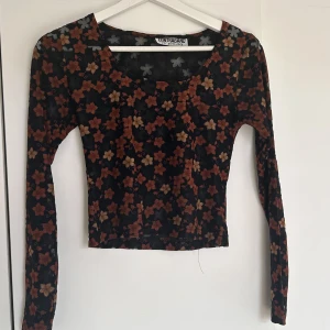 Blommig retro topp - Säljer denna urgulliga blommiga retro toppen för att den har blivit för liten💔 