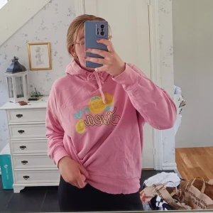 Hoodie - Super mysig och vid rosa hoodie från Svea!!