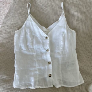 Linne i linnematerial  - Jättefin topp i linnematerial och justerbara axelband. Knappt använd och inga anmärkningar, fint skick 🌸