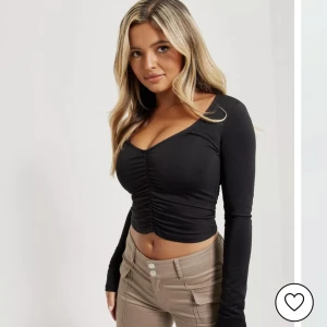 Snygg svart topp från Nelly  - Snygg och skön svart topp långärmad. Från Nelly, nypris 249, fint skick, använd fåtal gånger ❤️‍🔥säljer då jag har samma i andra färger och behöver ej alla💞