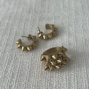 Edblad smycken! - Edblad örhängen och ring i guld! Bra skick men åkt bort lite guld på ringen, dock inget man märker. Rengörs såklart innan! Storlek på ringen 17,5   Kan säljas tillsammans eller köpas separat, ring 200kr och örhängen 250! 